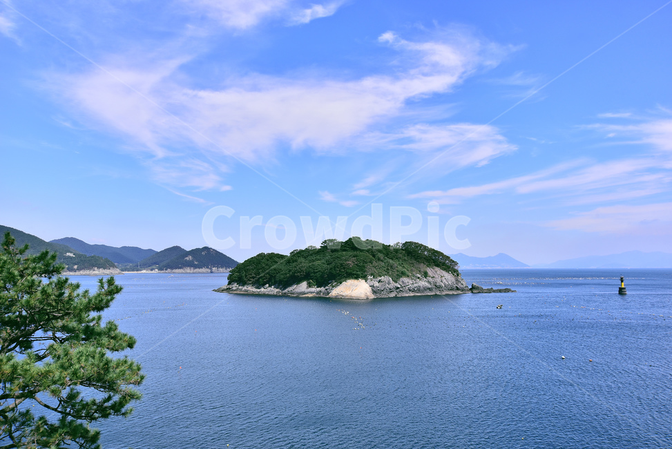 무인도,남해,water,물,ocean,대양,island,연안,섬,sea,바다,coast,해안선,shoreline,자연,land,땅,outdoors,옥외,nature,해상국립공원,푸른바다,하늘,구름,파랑색,블루톤,물결,배경,바탕,백그라운드,background,한국자연경관,무인등대,lighthouse,등대,소나무,해송,침엽수,풍경,자연,풍경,nature,landscape