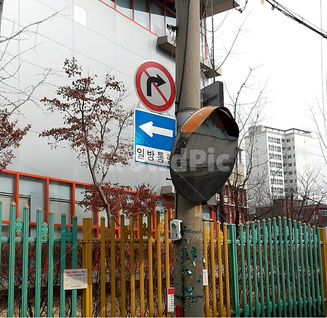 교통,도로표지판,일방통행,우회전,전봇대,교통,교통수단,traffic,transportation,railing,난간
