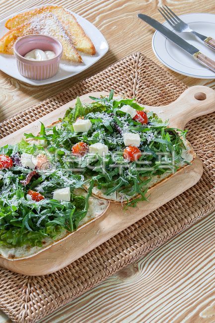 tray,salad,Cherry tomato,Rattan,vegetable salad,plate,tomato,vegetable,cheese,flatbread,wellbeing,Wellbeing food,healthy food,cutting board,rattan tray,cooking,Arugula Flat Bread,wooden cutting board,delicacy,arugula,restaurant,health,Western home cooking