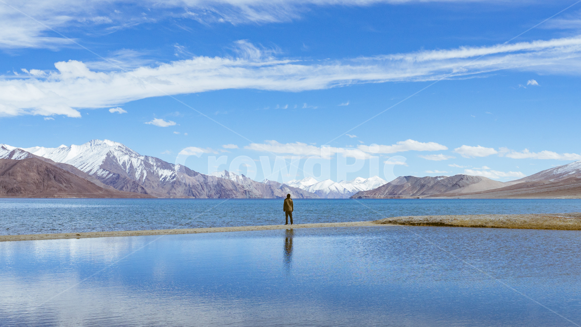 판공초,호수,라다크,히말라야,하늘,세얼간이,바위산,설산,고산,lake,bangongco,pangong,himalayas,sky,snow,mountain,rock,water,highmountain,겨울호수,winterlake,자연,풍경,nature,landscape,해외,외국,세계,foreign,oversea,world,세계자연풍경,해외자연풍경,외국자연풍경,world nature landscape,사람,인물,인간,human,person,남성,남자,man,male,여행,휴가,traveling,vacation,trip,고독함,외로움,쓸쓸함,우울함,슬픔,lonely,solitary,outdoors,옥외,mountain range,산맥,산,물