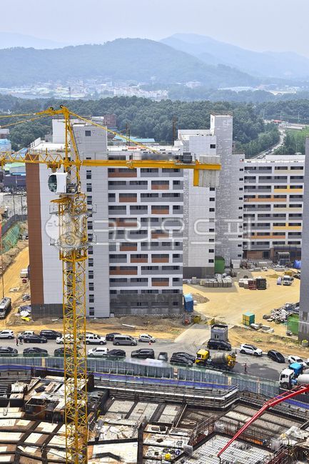 건설현장,건축현장,크레인,타워크레인,아파트건설현장,기계,작업,노동,개발,아파트건축현장,건설업,건축업,현장,작업장,배경,industrial,바탕,백그라운드,야외,construction,산업,옥외,아파트공사현장,재개발,주택단지,constructioncrane,건설크레인,outdoors,기초공사,차량,철골,땅,대지,아시바,비계,신도시,대도시,도시,시티,자연,녹지,숲,신축공사,산업,industry,industrial,건설업,건축업,construction industry