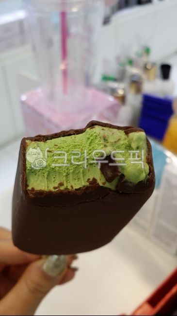 sweet food,ice cream,dessert,Chocolate flavor,sweets,Green tea flavor