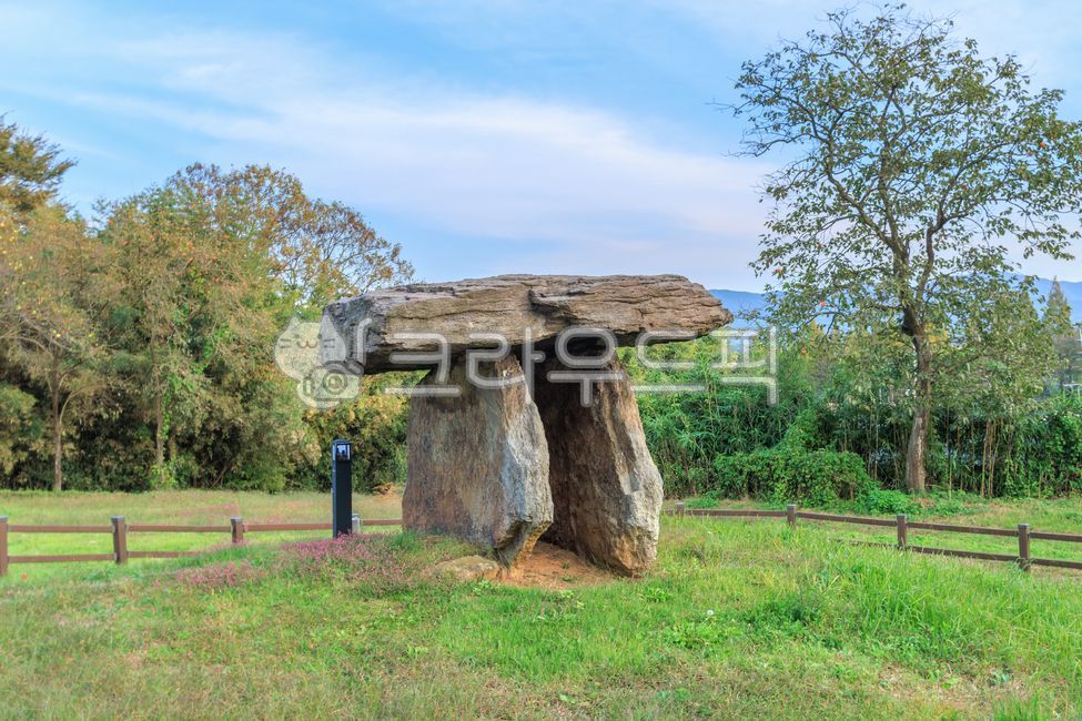 Dolmen,dolmen site,tomb,park,mountain,forest,hill,stone,rock,ruins,history,prehistoric times,Bronze Age,UNESCO World Heritage,summer,green,outdoors,nature,landscape,Jeollabuk-do,Gochang-gun,Gochang,Jeollabuk-do,sky,Dosan-ri
