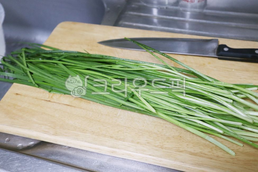 부추,부추요리,파요리,겉절이,부추겉절이,잎,요리,농업,향신료,비타민,자르다,샐러드,재료,날것의,파,채소