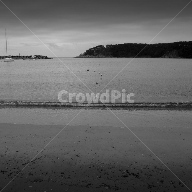 바다,바닷가,모래,모래사장,해수욕장,요트,선박,배,해안,흑백사진,정방형,11,고요,고요함,울산,일산해수욕장,해변,바다,beach,sea,흑백,모노톤,monochrome,black and white