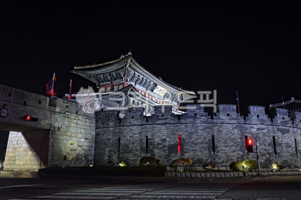 night view,door,world cultural heritage,Janganmun Gate,Traffic Light,Suwon Hwaseong Fortress,Suwon,Suwon night view