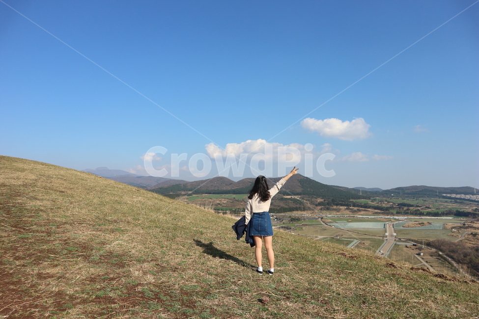 새별오름,맑은날,제주도,자연,뒷모습,여자,사람,오름,하늘,언덕,jeju,girl,back,만세,사람,인물,인간,human,person,여성,여자,woman,female,lady