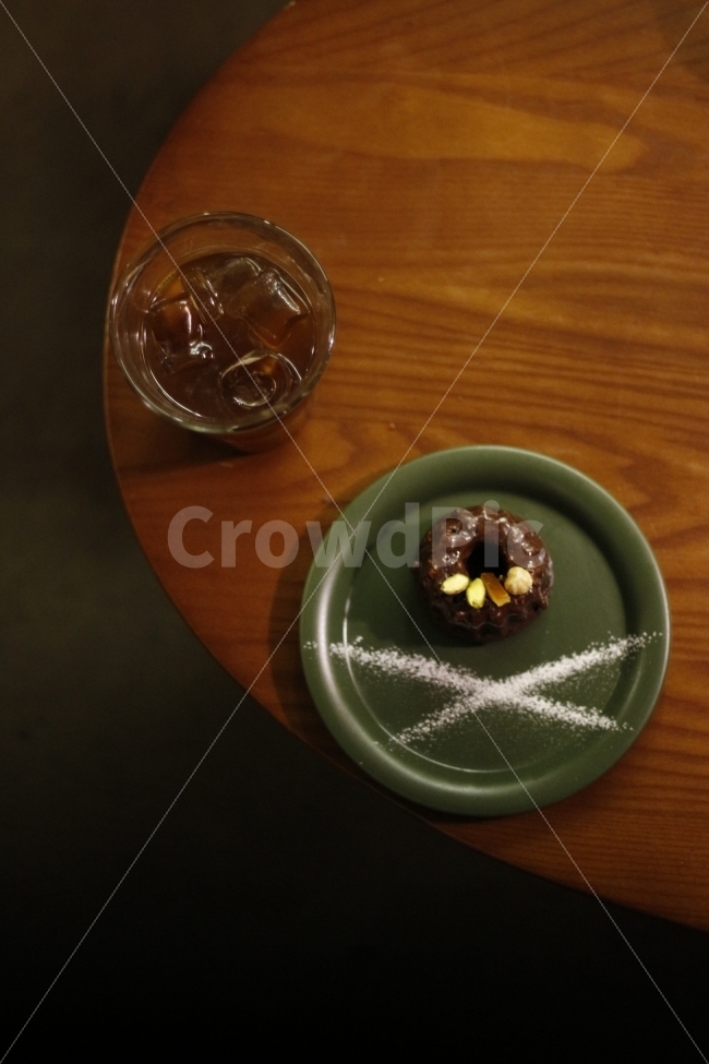 coffee,cafe,dessert,americano,brewing,brewedcoffee,dripcoffee,cake,choco,table,interior,dish,plate,plating,sugarpowder,chocolate,sweet,food,beverage,커피,카페,디저트,푸드,케익,케이크,구겔호프,초코,초콜릿,아메리카노,드립커피,플레이팅,모던,고딕,조명,우드,초콜렛,커피,카페,coffee,cafe