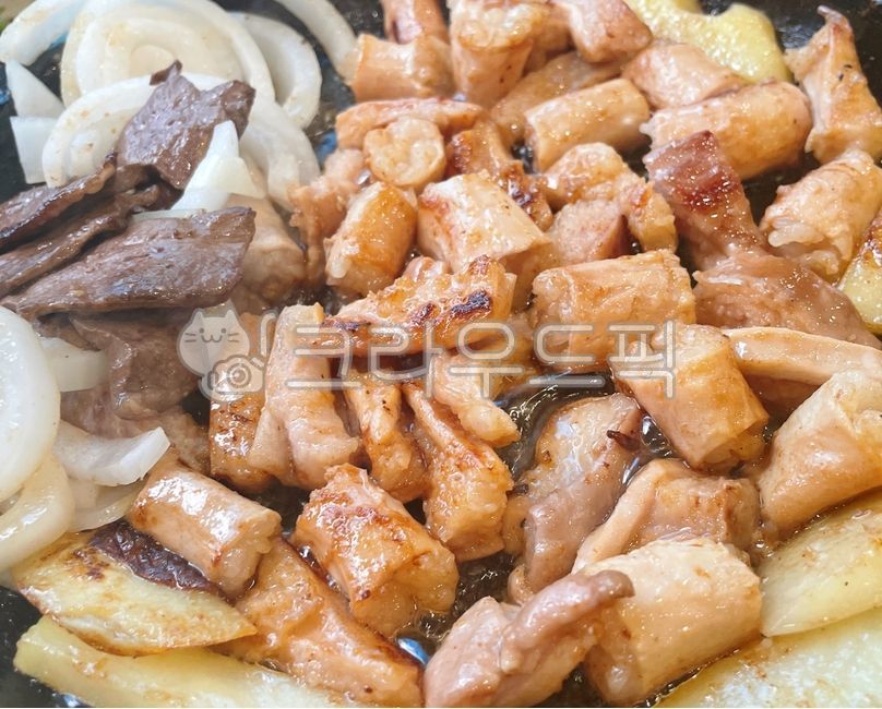 stone tablet,Grilled beef,small parts,beef tripe,onion,Somakchang,Grilled on a stone plate,Grilled Daechang,small appendage,Makchang,potato,Somodeum,ingredients,Grilled Potatoes,cooking,heartache,roast,Grilled Soyeomtong,Grilled Makchang,Gopchang,Daechang