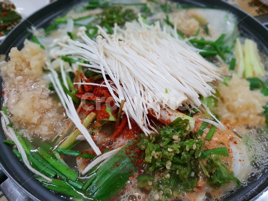 돼지고기찌게,음식,한국,팽이버섯,고추가루,마늘,다진고추,파,음식,식재료,요리,food,cook,meal,dishes,food reserves,한식,한국음식,한국요리,korean food,korean dishes,korean meal,korean cook