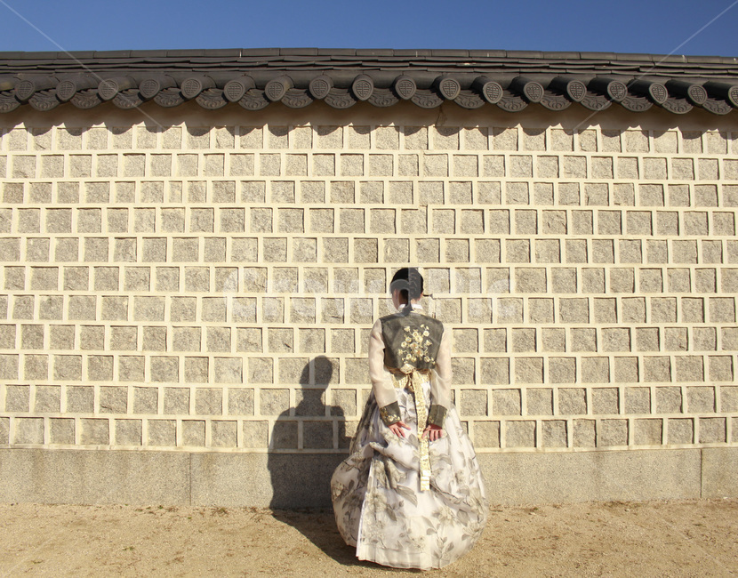 경복궁,돌담,여성한복,뒷모습,한복대여,한국전통,한국문화,korean traditional,korean culture,한복,한국전통의상,hanbok,korean traditional clothes,사람,인물,인간,human,person,여성,여자,woman,female,lady,건축물,건물외관,exterior,building,structure,architecture,construction