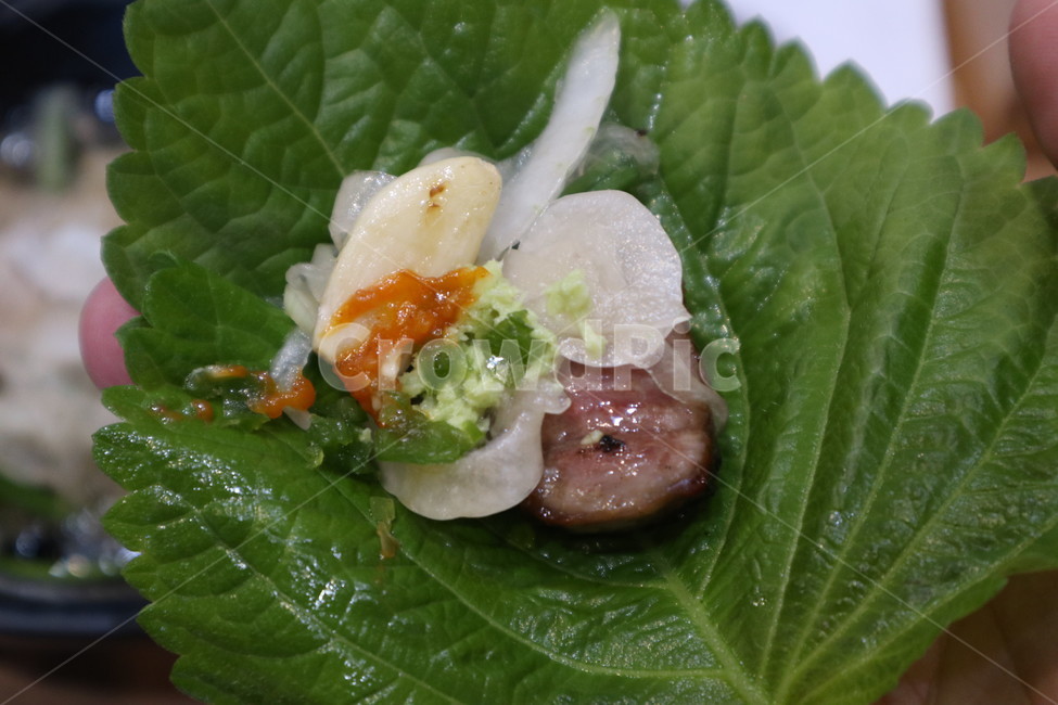 음식,쌈,돼지고기,한국음식,깻입,이베리코,흑돼지,구이,고기,한식,한국