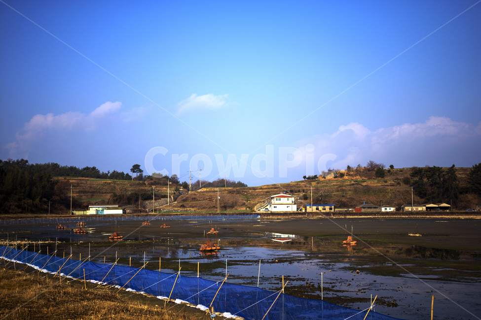 하늘,파랑,양식장,그물,집,바다,뻘,썰물,기다림,시골,마을,풍경,landscape,country,rural,town,산업,industry,industrial,어업,fishery,fishing industry