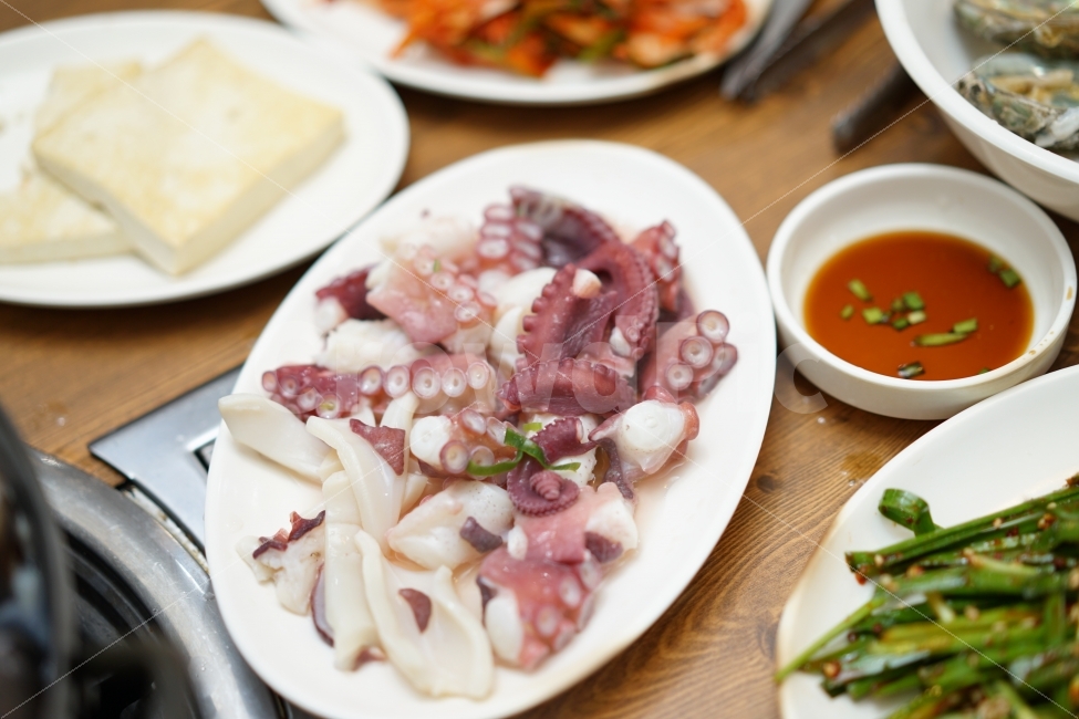 문어,안주,술안주,해천탕,먹방,푸드,회식,모임,식사,저녁,술자리,소주한잔,해물,해산물,음식,식재료,요리,food,cook,meal,dishes,food reserves,수산물,해산물,fishery products,seafood,한식,한국음식,한국요리,korean food,korean dishes,korean meal,korean cook