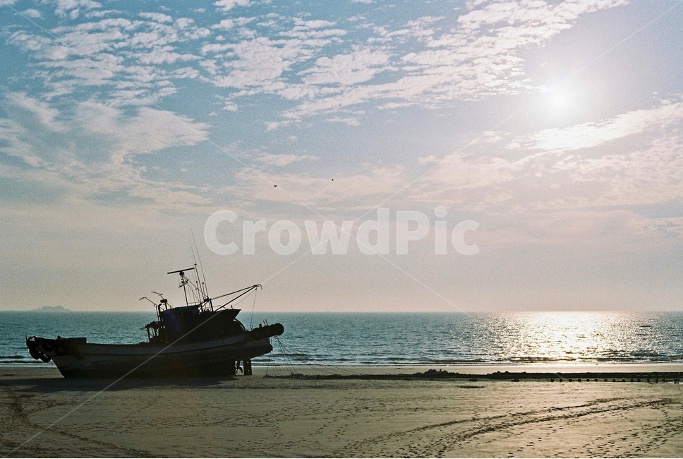 해변,모래사장,바닷가,고기잡이배,afishingboat,노을,seaside,sandybeach,sunset,자연,풍경,nature,landscape,해변,바다,beach,sea,감성,sensible,feeling,vehicle,차량,boat,보트,transportation,교통,watercraft,선박