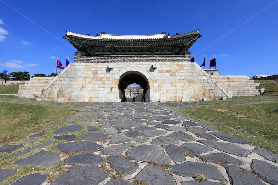 창룡문,수원화성,수원성,수원,화성,문,성문,성,성곽,사적,문화재,풍경,하늘,바닥,공간,길,누각,망루,건축,건축물,건물,전통건축,전통건축물,전통,한국전통,유적,유적지,명소,유네스코,세계문화유산,문화유산,세계유산,배경,백그라운드,고건축,조선,조선시대,관광지,문화,역사,수원시,경기도,한국,한국전통,한국문화,korean traditional,korean culture,랜드마크,landmark,tourist attraction,한국랜드마크,한국관광지,한국명소,korea landmark,korea tourist attraction,건축물,건물외관,exterior,building,structure,architecture,construction