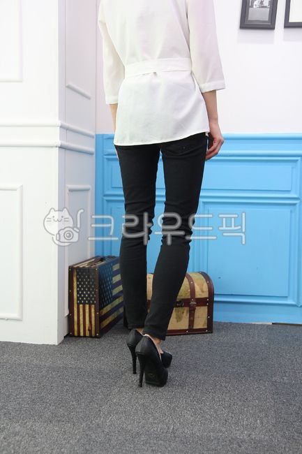 오픈토,오픈토힐,여름구두,하이힐,여성구두,clothing,의류,apparel,의복,구두,shoe,신발류,footwear,person,사람,human,인간,여성,여자,뒷모습,걷다,모델,검정구두,검정바지,긴바지,신체일부,몸,body,여성,여자,woman,female,lady,패션스타일,의상,fashion,style