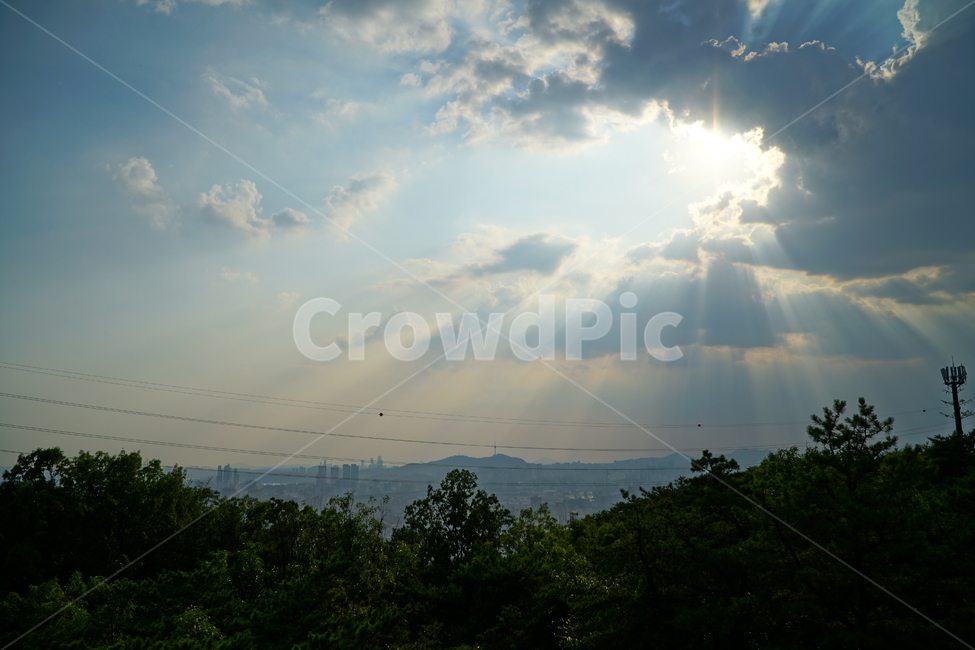 하늘,구름,자연,햇빛,햇살,sky,cloud,nature,태양,sun,sunlight,sunshine,빛,산,아차산,산꼭대기,정상,mountain,tree,나무,산맥,산등선,한국,서울,한국자연