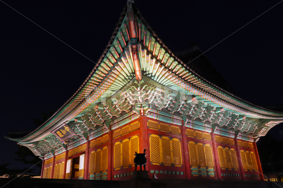 덕수궁,중화전,야간개장,조선,궁궐,한옥,처마,한국정통,landmark,밤,야경,nightview,건축물,야경,밤,풍경,nightscape,night,landscape,한국전통,한국문화,korean traditional,korean culture,랜드마크,landmark,tourist attraction,한국랜드마크,한국관광지,한국명소,korea landmark,korea tourist attraction,건축물,건물외관,exterior,building,structure,architecture,construction,건물,shrine,신사,worship,예배,pagoda,탑
