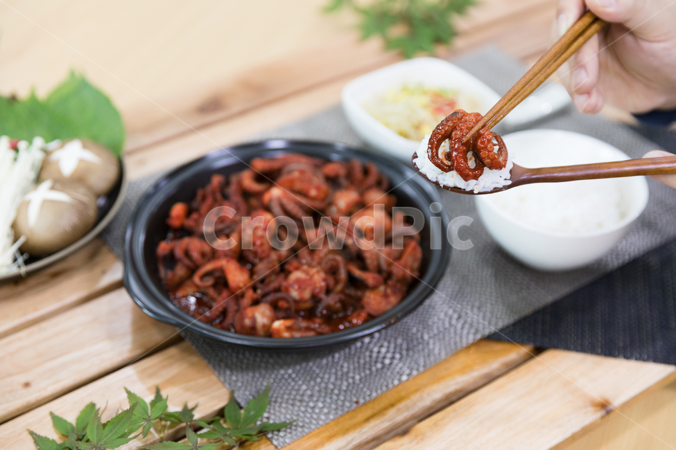 음식,쭈꾸미볶음,식사,안주,쭈꾸미,저녁식사,한식,korea,spicy,오징어볶음,식당,매콤,매운맛,red,맛집,고추장,고춧가루,식재료,요리,cook,reserves,수산물,해산물,fisheryproducts,seafood,한국음식,한국요리,food,dishes,korean,meal,koreancook,맛있다,먹다,맵다,소스,볶음,사람,인물,인간,human,person,신체일부,몸,body,음식,식재료,요리,food,cook,meal,dishes,food reserves,한식,한국음식,한국요리,korean food,korean dishes,korean meal,korean cook