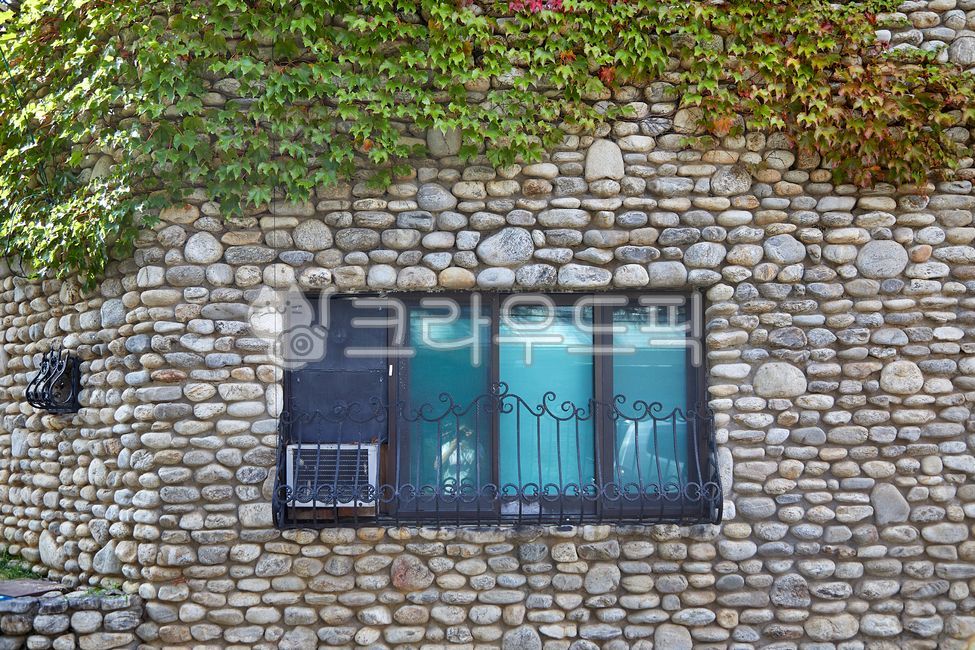 벽돌,백그라운드,배경,벽면,벽,담,담벼락,표면,질감,건축물,문양,패턴,건축,외부,바깥,밖,건설,brick,background,wall,surface,texture,building,pattern,architecture,exterior,outside,construction,담쟁이,잎,식물,줄기식물,ivy,leaf,plant,stemplant,창문,창틀,windows,windowframes