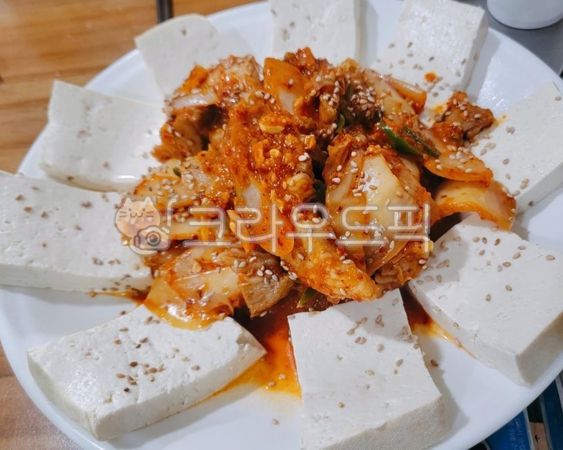 두부김치,두부,두루치기,돼지고기,제육볶음,김치제육볶음,김치,배추김치,양념,참깨,꺄,음식,요리,식사,돼지고가,돼지,고기,food,dish,cook,meal,pork,meat