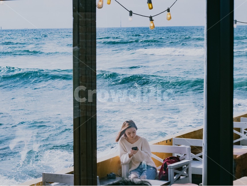 바다,창문,여자,파도,카페,하늘,의자,소녀,파랑색,제주도,갈색머리,긴머리,사람,인물,인간,human,person,여성,여자,woman,female,lady