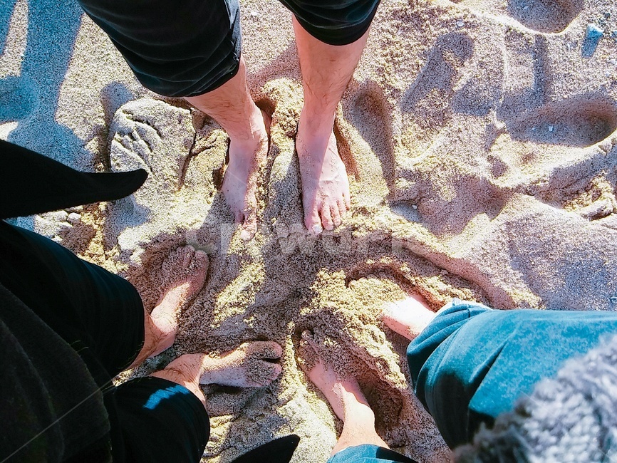 발,해변,모래,친구,우정,세명,사람,인물,인간,human,person,신체일부,몸,body,친구,우정,friendship,companion,여행,휴가,traveling,vacation,trip