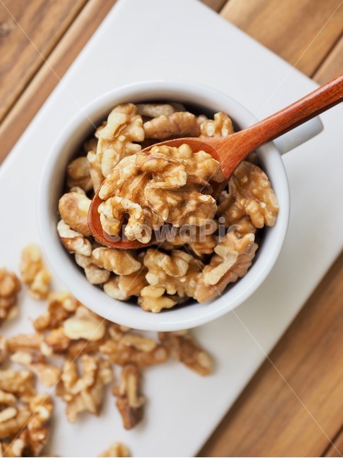 full moon,Full moon of the first lunar month,plate,nut,walnut,porcelain cup,nuts,coffee cup,background,wellbeing,Spoon,cowardice