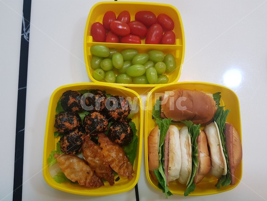 도시락,3단도시락,토마토,포도,주먹밥,만두,햄버거,샌드위치,소풍도시락