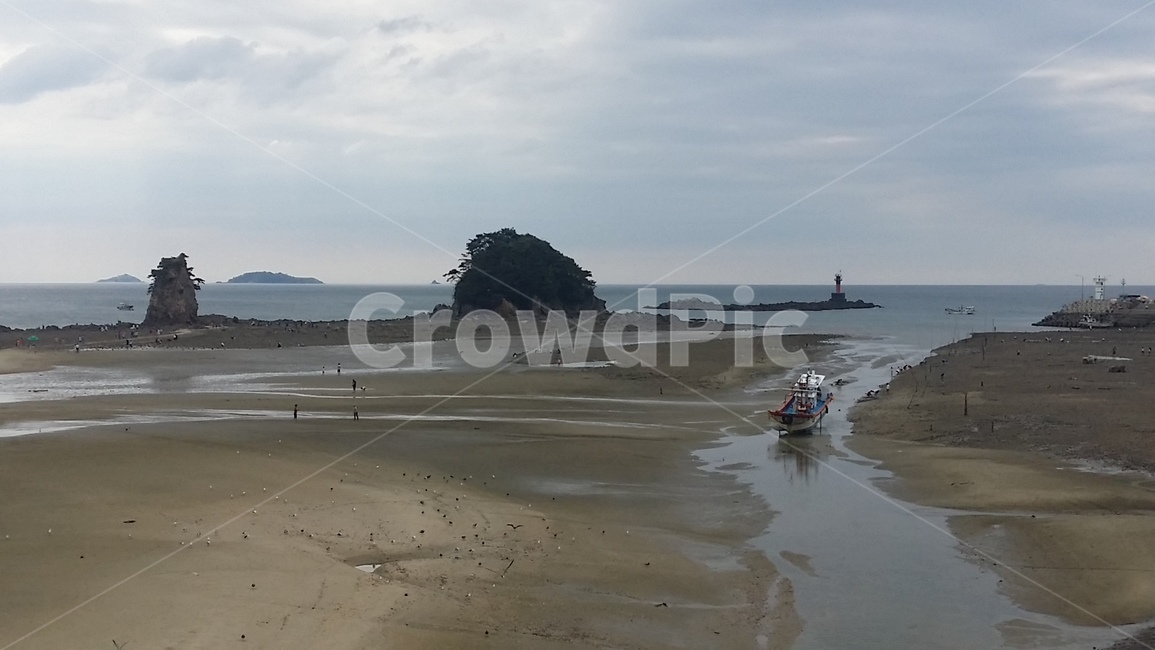 바다,갯벌,해변,구름,하늘,바닷길,ocean,sea,coast,mud,flat,route,sky,자연,풍경,nature,landscape,vehicle,차량,boat,보트,transportation,교통