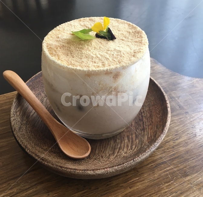카페,미숫가루,가루,라떼,우유,cafe,wood,spoon,숟가락,나무숟가락,정갈한,플레이팅,고소한,brown,노란