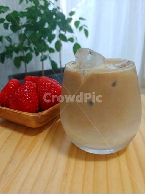 snack,fruit,cook,cool,strawberry,winter,ice,Latte,seasonal fruits,food,Red,cafe,dessert,refreshing,coffee,iced coffee