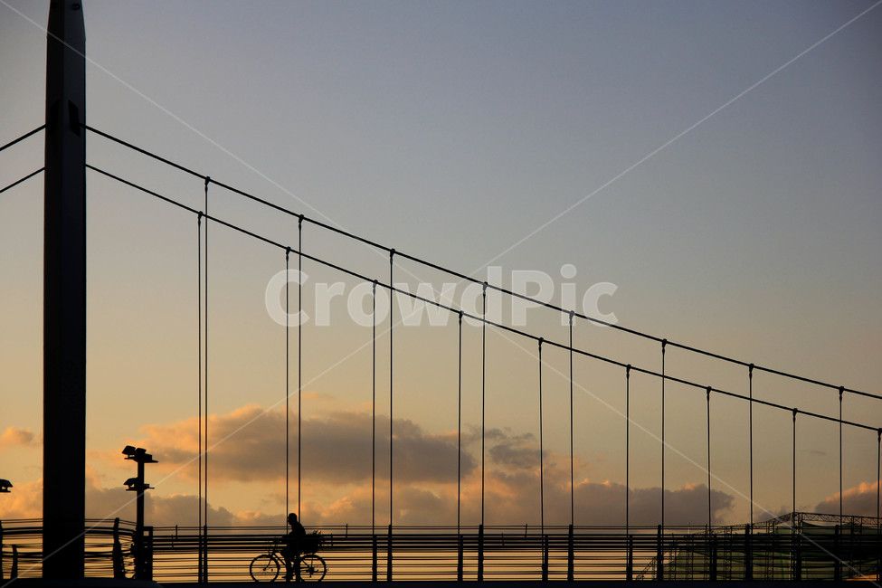 실루엣,감성,노을,sunset,다리,퇴근길,하교길,bridge,사람,인물,인간,human,person,인물실루엣,사람실루엣,character silhouette,human silhouette,건축물,건물외관,exterior,building,structure,architecture,construction,건물