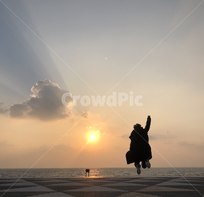 sumset,낙조,노을,해질녘,저녁하늘,겨울하늘,붉은하늘,바다,파도,구름,sky,cloud,see,light,빛,flare,플레어,nature,자연,outdoors,옥외,sunlight,햇빛,사람,점프,jump,하늘,동작