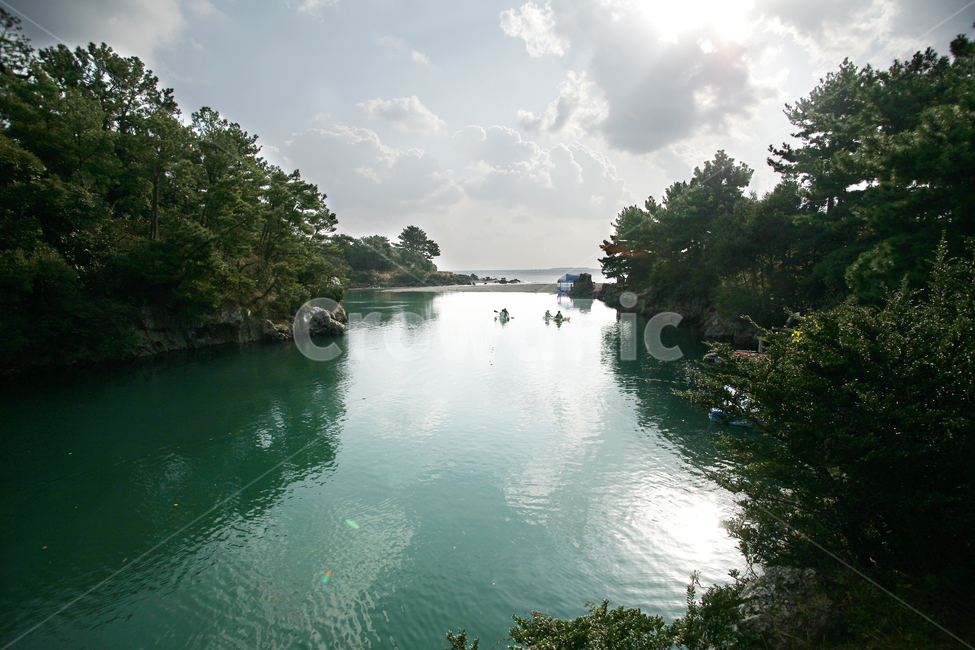 제주도,구름,풍경,쇠소깍,카약,한국자연풍경,자연,jeju,자연,풍경,nature,landscape,한국자연풍경,한국자연경관,korea nature landscape,제주도,jeju,jeju island,water,물,outdoors,옥외