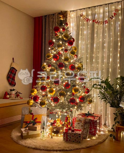 크리스마스,트리,오너먼트,인테리어,데코레이션,선물,조명,christmastree,크리스마스트리,ornament,장식,아파트,실내
