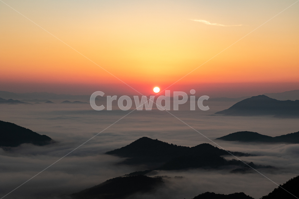 일출,운무,따듯함,태양,경치,산,구름,운해,하늘,자연,풍경,nature,landscape,outdoors,옥외,sky,sunset,일몰,dusk,황혼,dawn,새벽,red sky,붉은 하늘