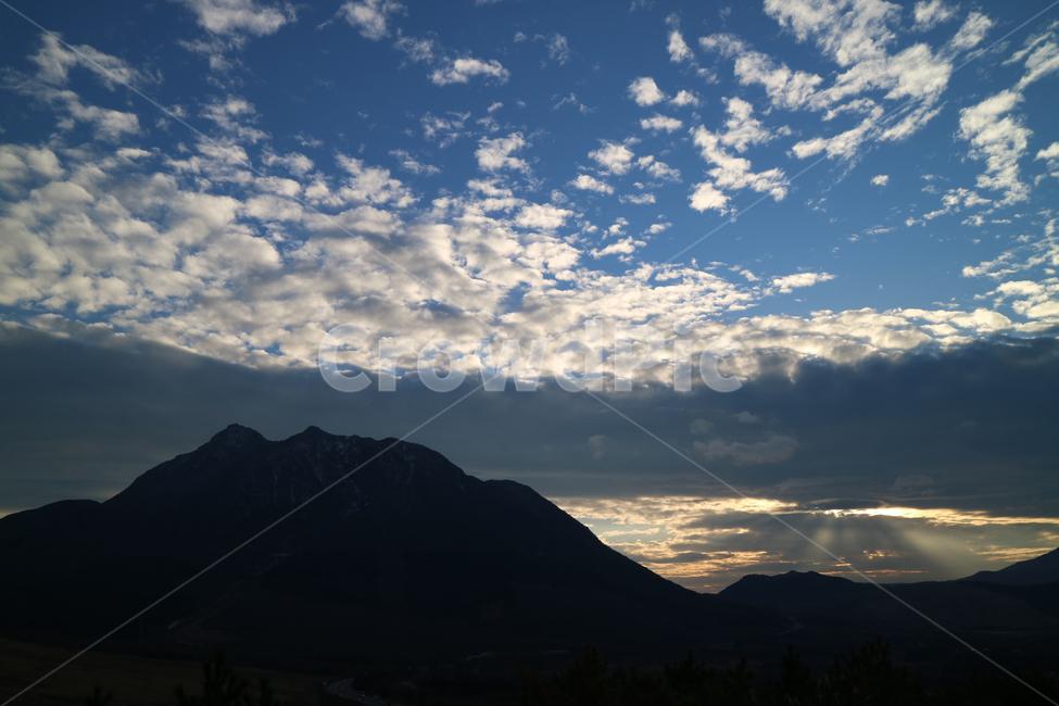 하늘,산,구름,햇빛,해질녘,선샤인,노을,양떼구름,sunshine,cloud,sky,풍경,자연,풍경,nature,landscape,mountain range,산맥,outdoors,옥외,mountain,weather,날씨,cumulus,적운