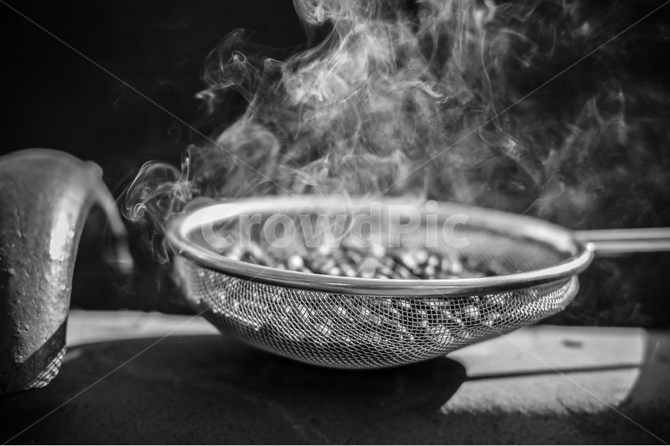 커피,커피콩,원두,로스팅,연기,흑백,카페인,신선한,클로즈업,바리스타,카페,오브젝트,커피,카페,coffee,cafe,흑백,모노톤,monochrome,black and white