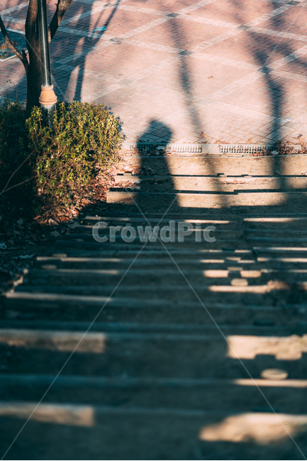 그림자,실루엣,계단,동네,풍경,배경화면,길,도로,landscape,실루엣,그림자,silhouette,shadow,인물실루엣,사람실루엣,character silhouette,human silhouette,path,통로,handrail,난간,banister,boardwalk,산책로,building,건물,bridge,다리