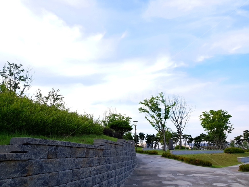 홍예공원,공원,구름,파랑하늘,풍경,봄,자연,풍경,nature,landscape,path,통로,walkway,보도,asphalt,아스팔트