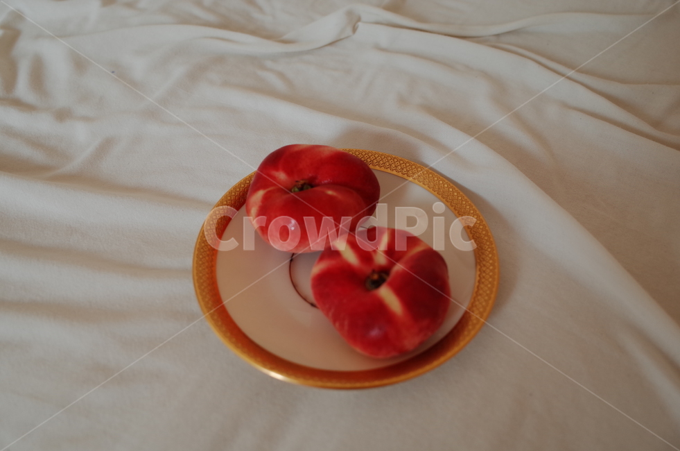 plant,식물,fruit,과일,food,식품,peach,복숭아,납작,납작복숭아,접시,골드,침대,간식,빨강,빨간과일