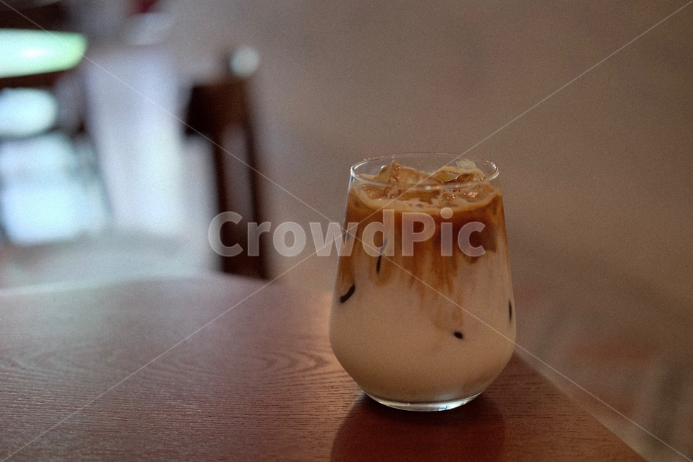커피,라떼,아이스라떼,테이블,의자,커피,카페,coffee,cafe