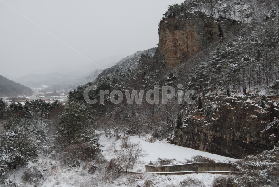 wind noise,beauty,ecosystem,lake and scenery,greatness of nature,scenery,mountaineering,trees,trail,healing,mountain,season,land,ridge,mysterious mountain,Korea,sky,nature,famous Korean mountain,relaxation,hiking,hiking trail,stone,Naebyeonsan Mountain,en