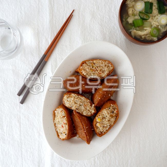 우드,wood,나무,커트러리,식기,테이블용품,젓가락,나무젓가락,우드젓가락,컬러젓가락,chopsticks,흰천,food,음식,유부초밥,계란국,egg