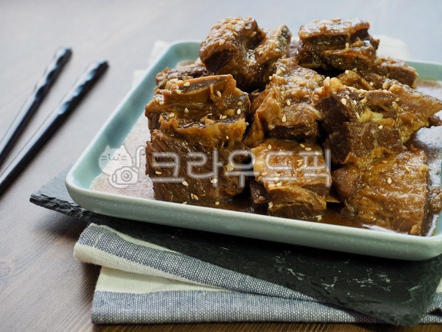 소고기,소갈비,스테이크,소고기스테이크,갈비찜,소갈비찜,음식,한국음식,요리,식사,배경,소스,고기,아시아음식,beef,beefrib,steak,beefsteak,galbijjim,beefribs,food,koreanfood,cooking,meal,background,sauce,meat,asianfood,전통음식,한국전통음식,반찬,traditionalfood,koreantraditionalfood,sidedish,접시,도자기접시,plate,porcelainplate