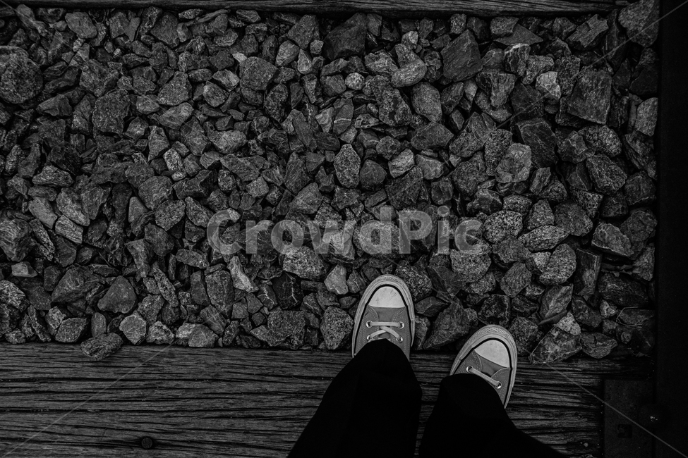 의류,clothing,돌,신발,shoes,단화,흑백,모노톤,monochrome,black and white