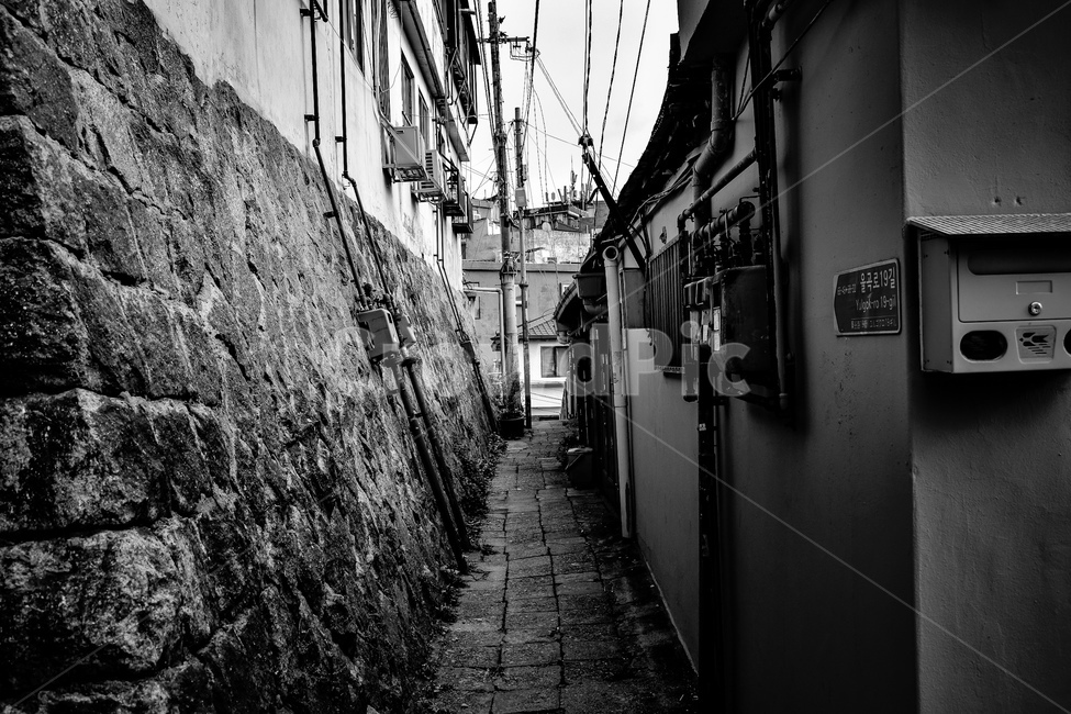 골목,흑백,담,감성,외로움,서울,도시,골목길,alley,흑백,모노톤,monochrome,black and white,town,road,도로,city,시티,street,거리,building,건물,urban,어반