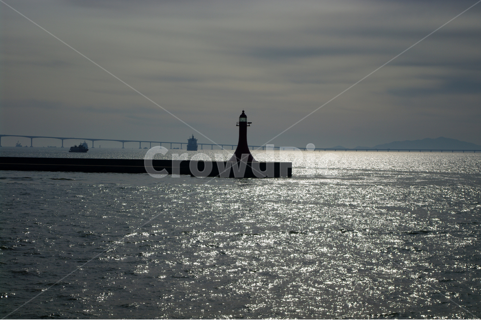 바다,등대,물결,빛,하늘,구름,외로움,고독,기다림,등대,lighthouse